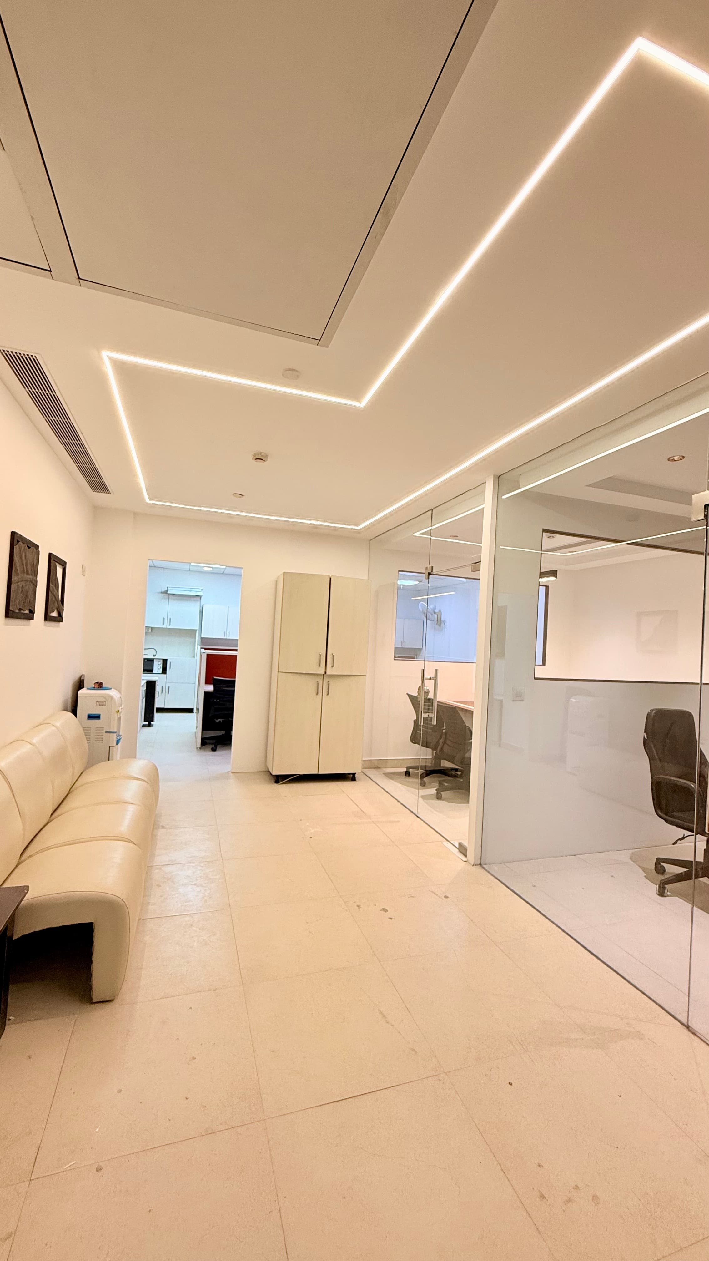 945 sq ft Fully Furnished Office · Bestech Business Towers