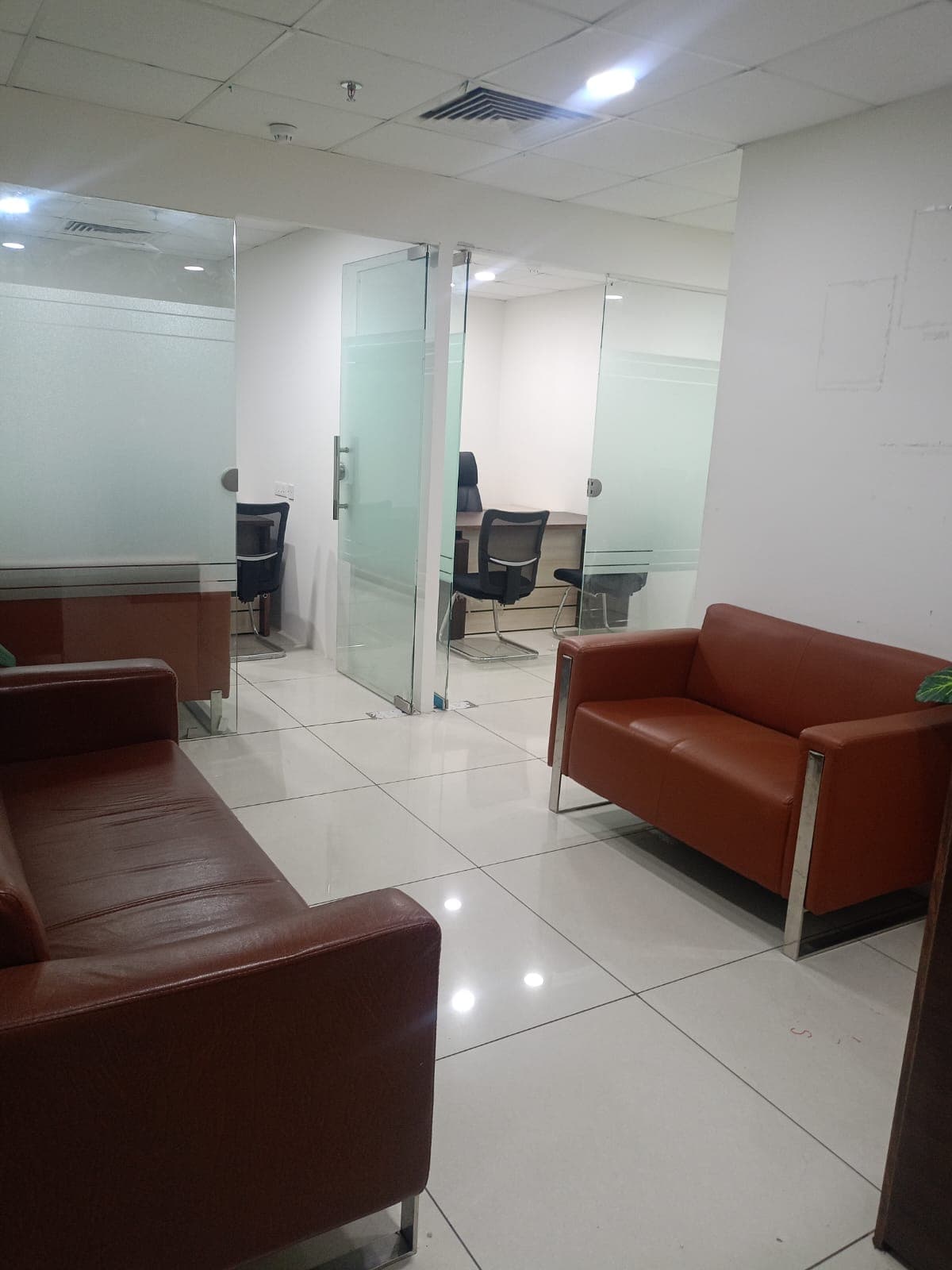 1,400 sq ft Fully Furnished Office · Bestech Business Towers — photo 2