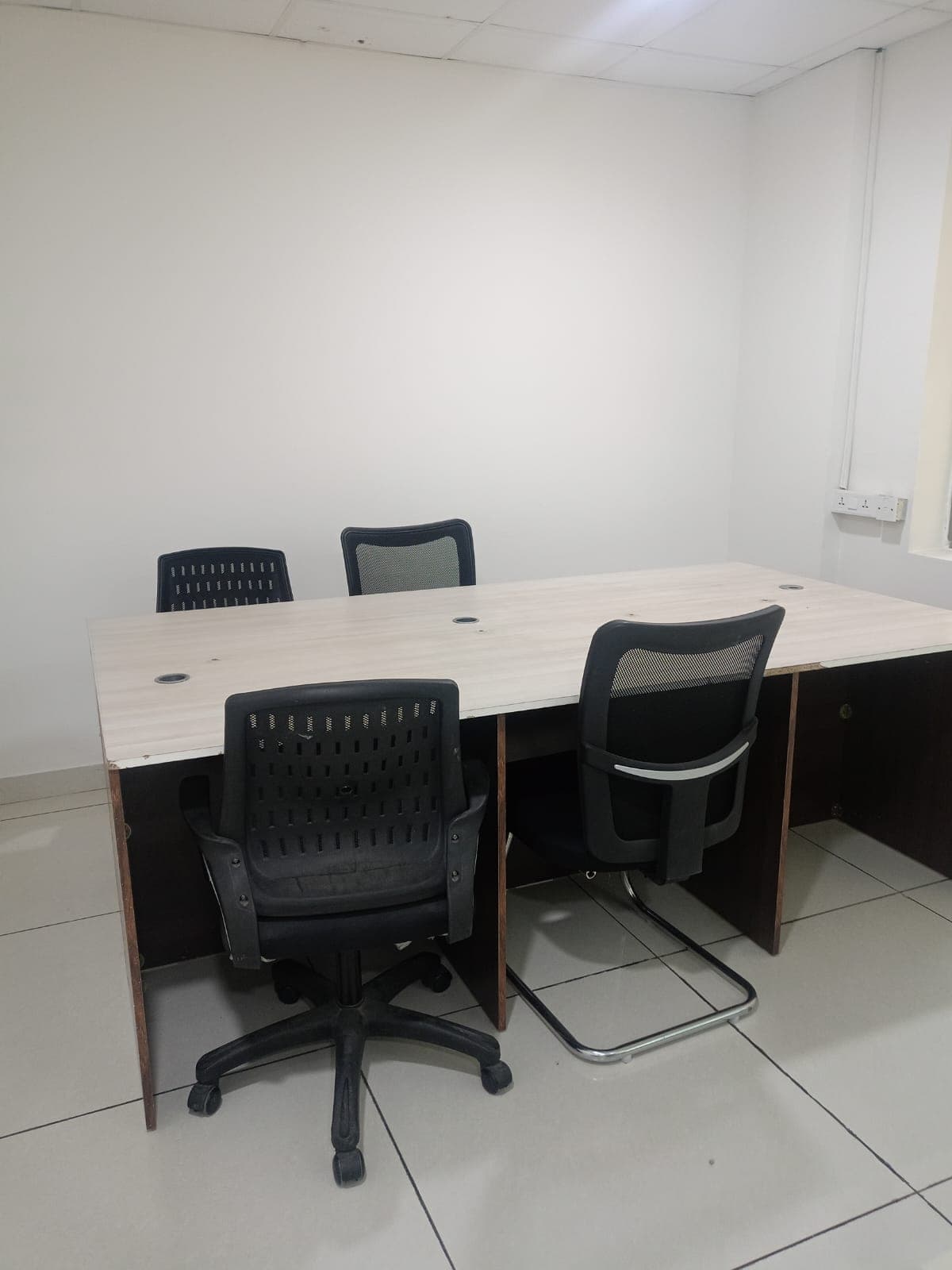 1,400 sq ft Fully Furnished Office · Bestech Business Towers — photo 3
