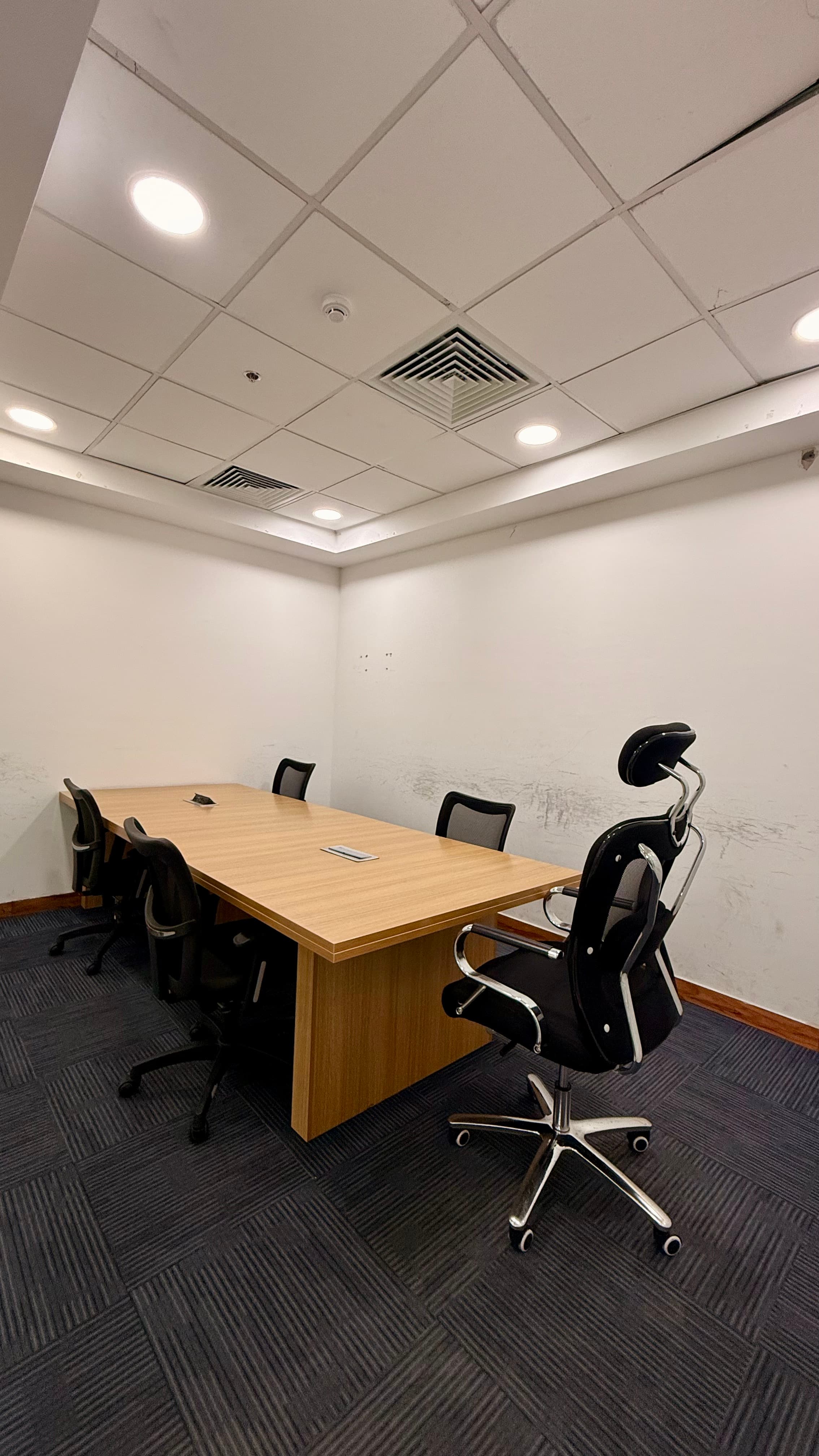 3,208 sq ft Fully Furnished Office · Bestech Business Towers — photo 3