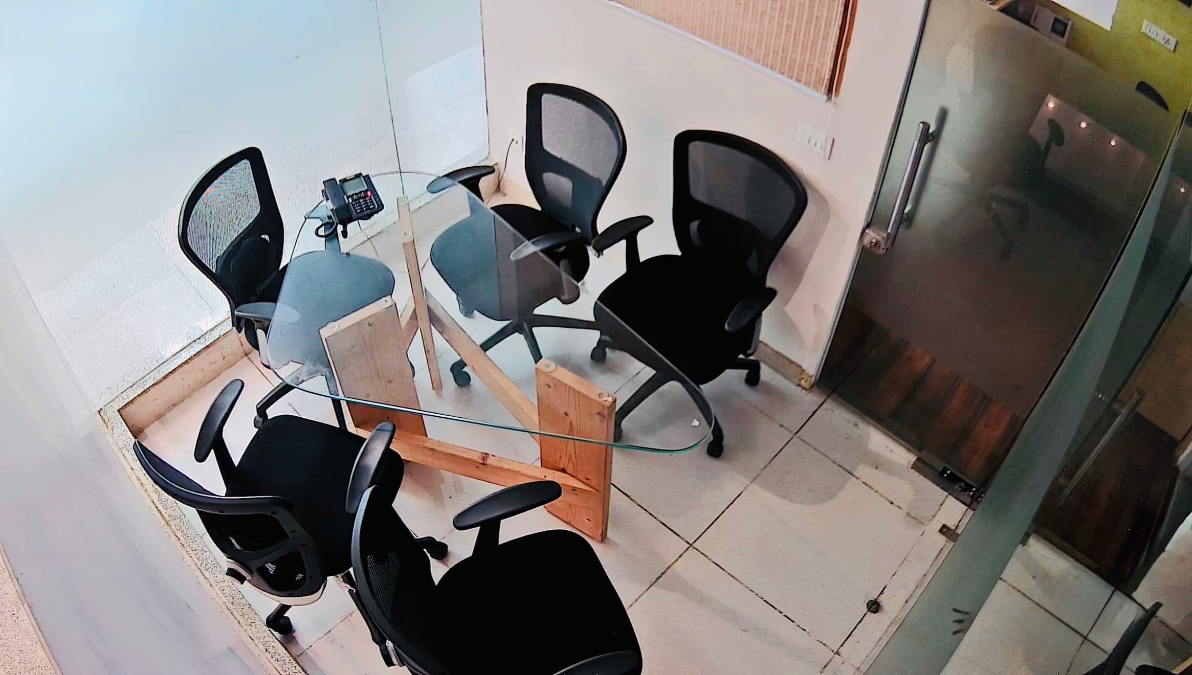 Meeting Room available on Hourly basis.